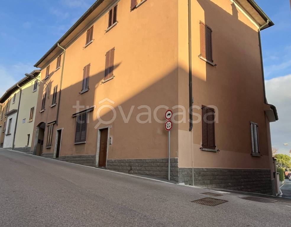 Appartamento in vendita a Nibionno via Vittorio Veneto, 9