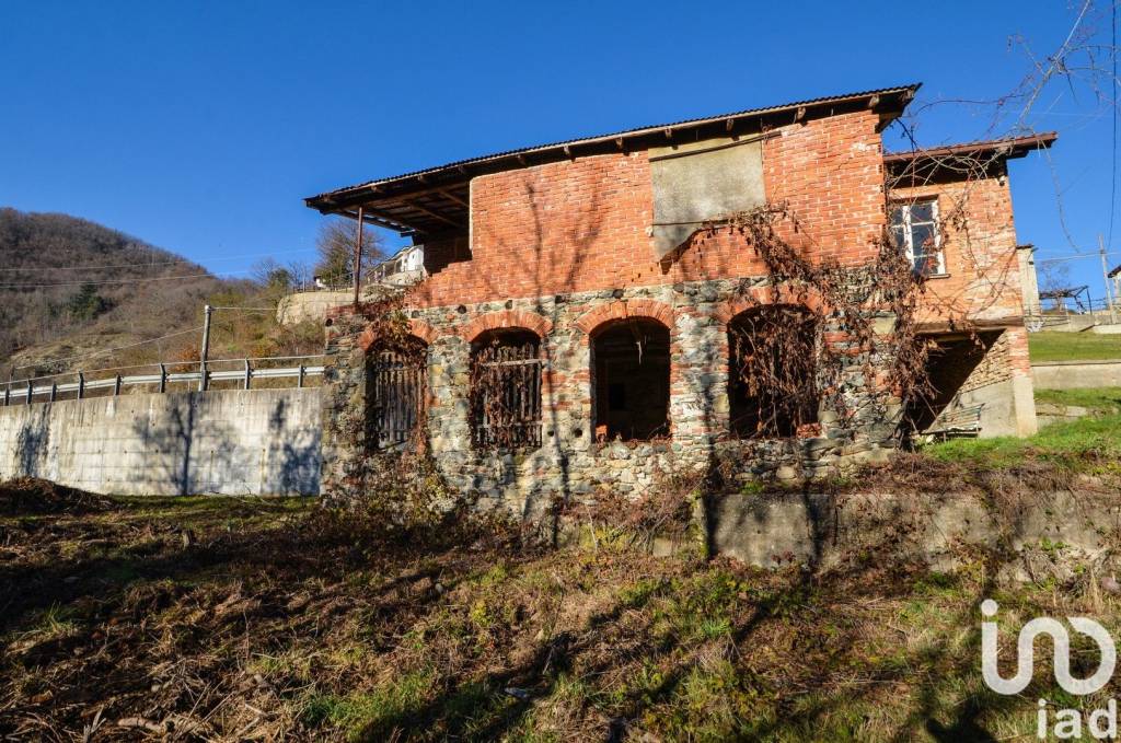 Casa Indipendente in vendita a Millesimo località  Cabroni