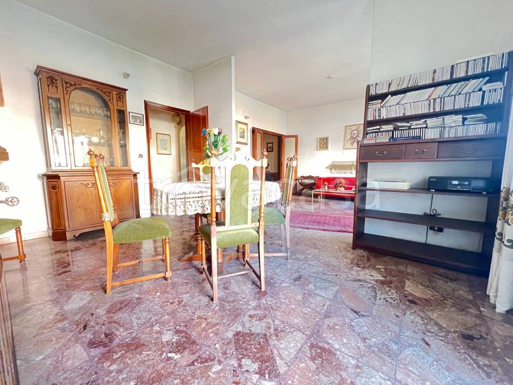 Appartamento in vendita a Roma via Luigi Capuana