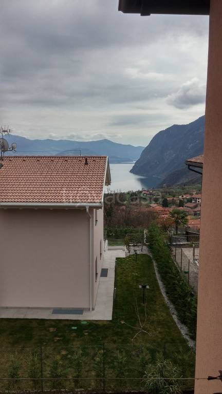Casa Indipendente in vendita a Solto Collina via Monte Adamello