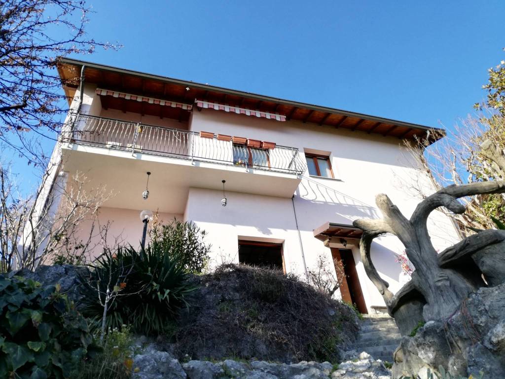 Villa in vendita a San Fermo della Battaglia via Giacomo Battaglia, 5