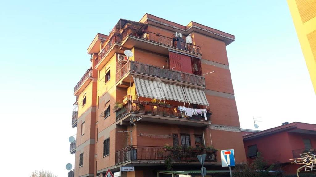 Appartamento in vendita a Roma via Camillo Olivetti, 5