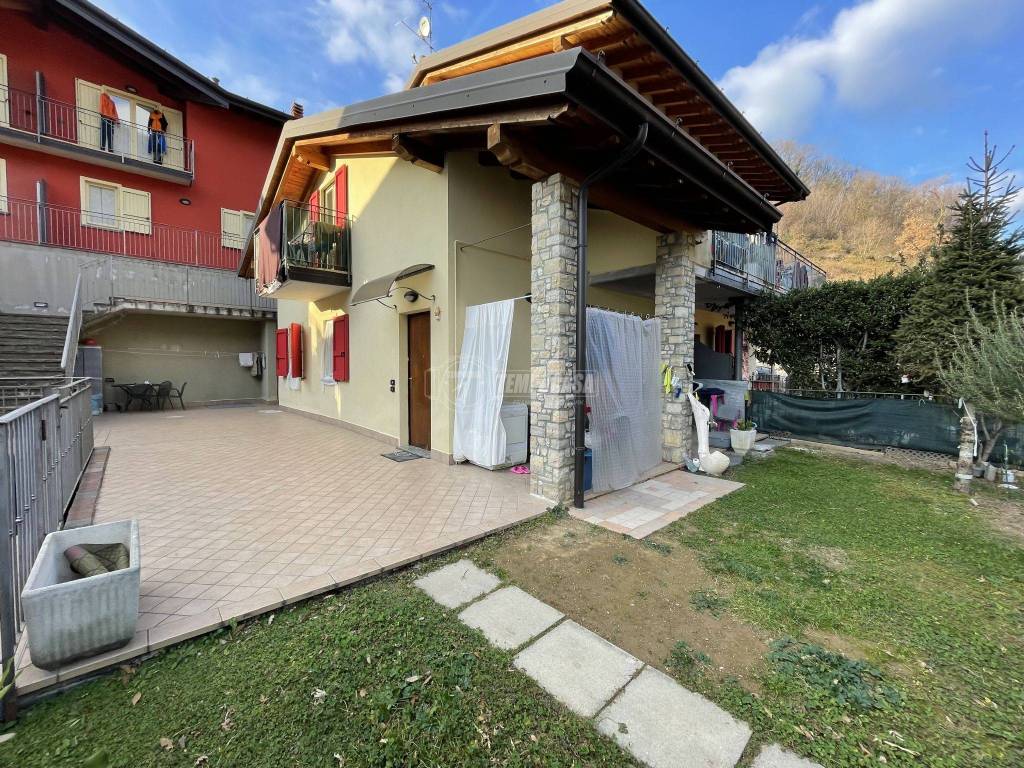 Villa in vendita ad Adrara San Martino via Vecchi