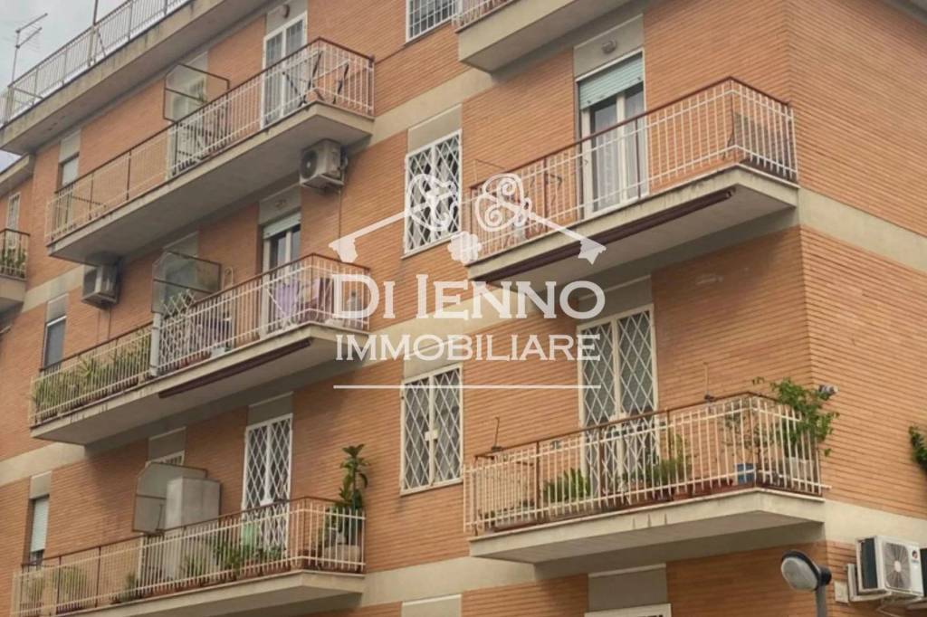 Appartamento in vendita a Roma via Romolo Fugazza