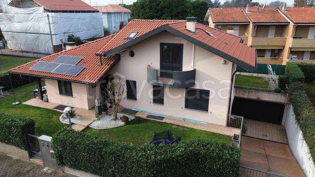 Villa in vendita a Rovellasca via Silvio Pellico, 2