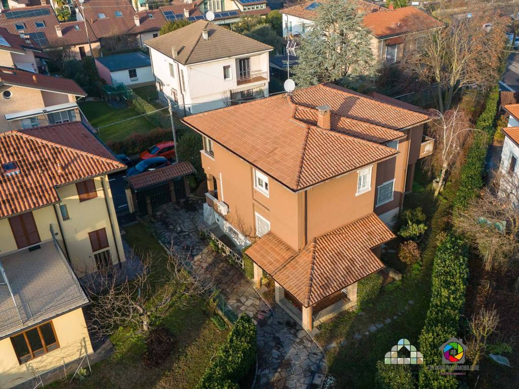 Villa Bifamiliare in vendita a Besana in Brianza via Cesare Beccaria