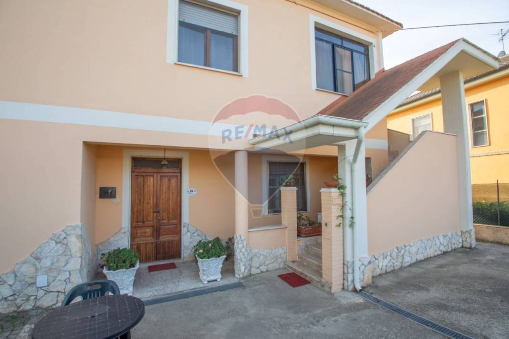 Villa Bifamiliare in vendita a Cepagatti via Eleonora Duse, 10-12