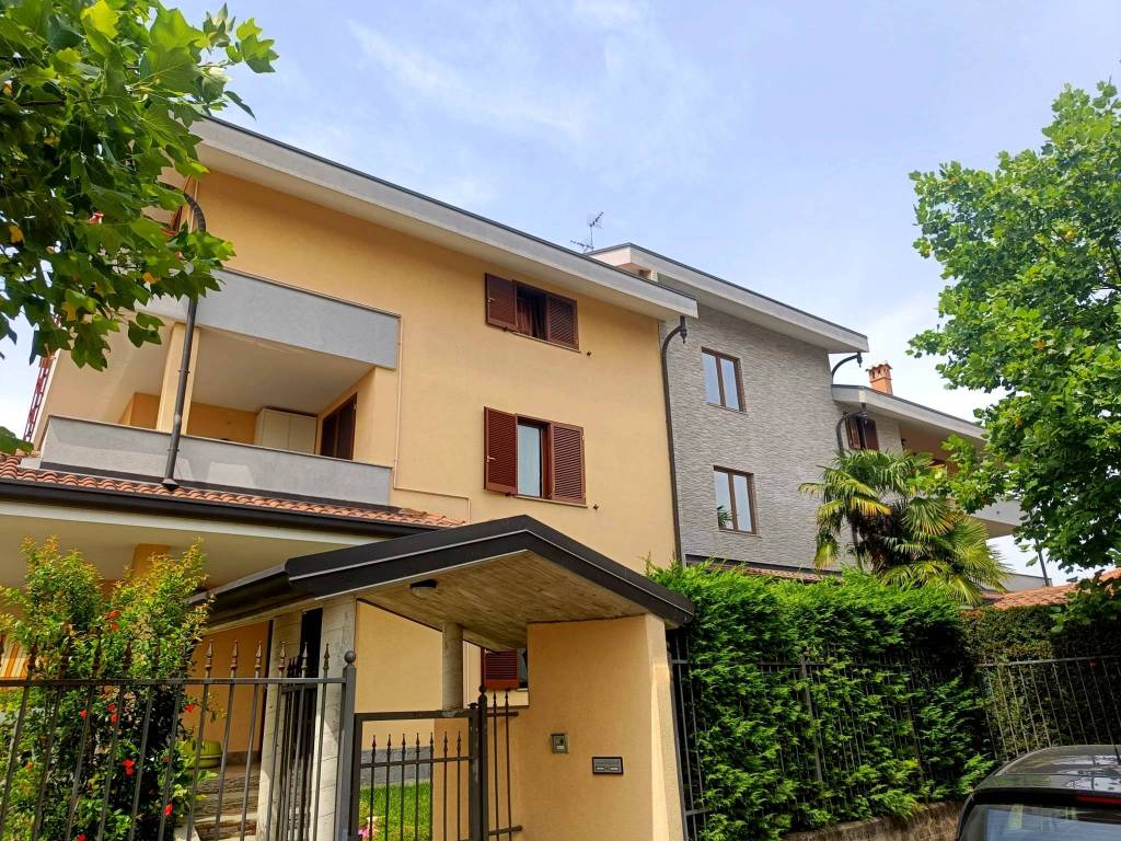 Appartamento in vendita a Olgiate Olona via Medaglie d'Oro, 25
