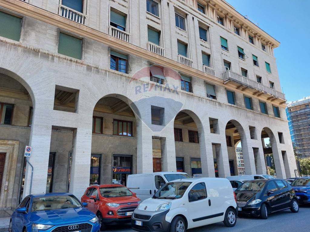 Magazzino in affitto a Genova piazza della Vittoria, 14