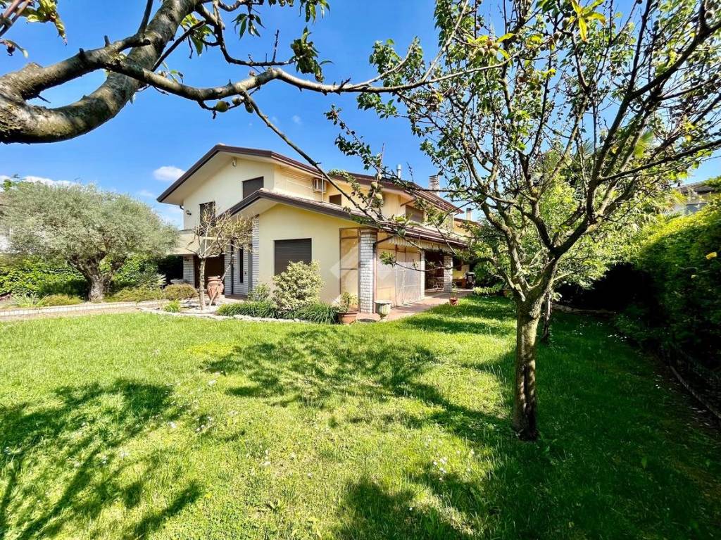 Villa Bifamiliare in vendita ad Abano Terme via Puccini, 500