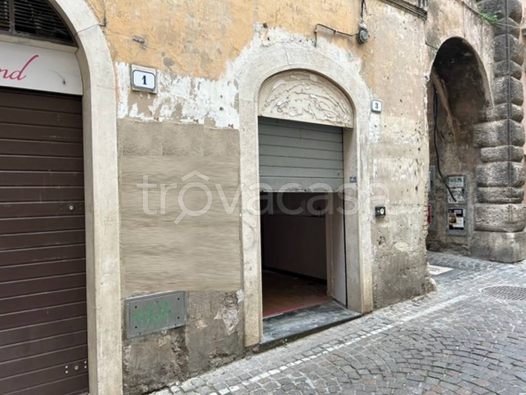 Negozio in affitto a Tivoli via Trevio, 3