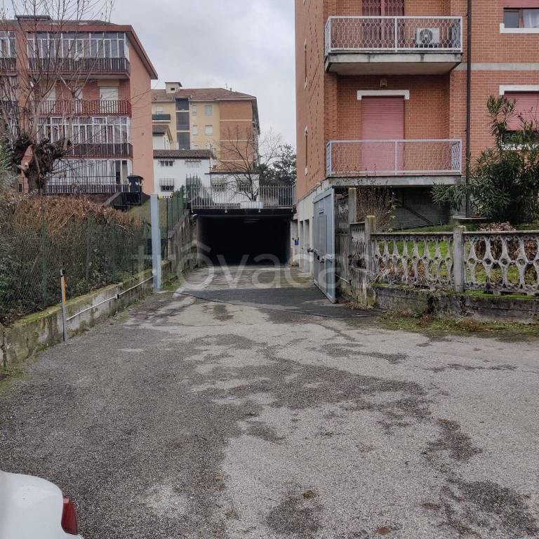 Garage in affitto ad Asti via Giuseppe Di Vittorio, 19