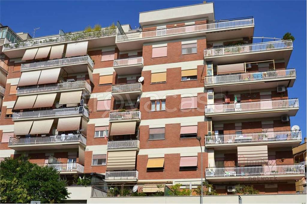 Appartamento in vendita a Pomezia via Petrarca