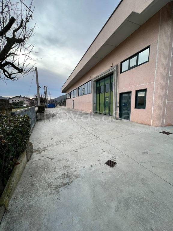 Capannone Industriale in affitto a Vezza d'Alba via Torino