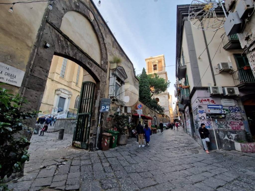 Negozio in affitto a Napoli vico Pallonetto Santa Chiara, 37