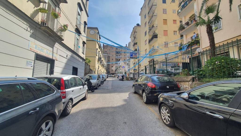 Negozio in affitto a Napoli vico Cacciottoli, 17