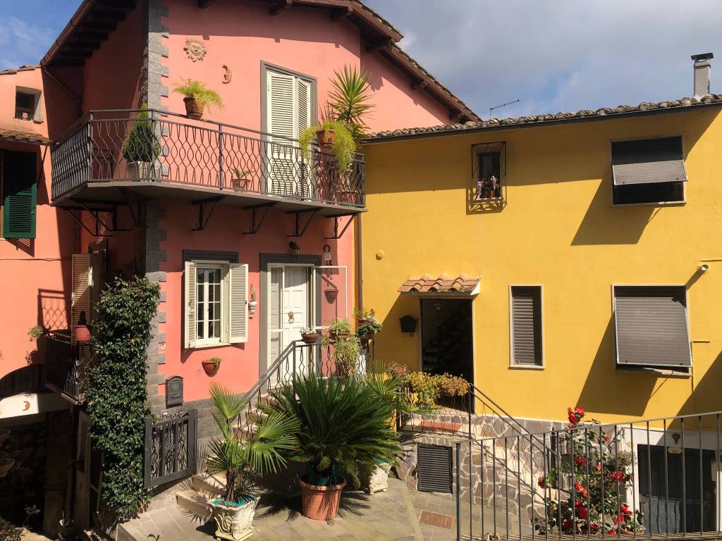 Casa Indipendente in vendita a Caprarola via Sant'Antonio