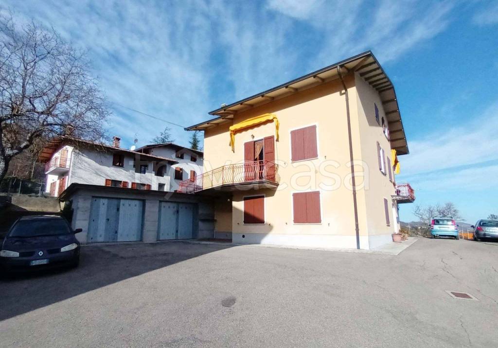 Villa in vendita a Castelnovo ne' Monti via Casale