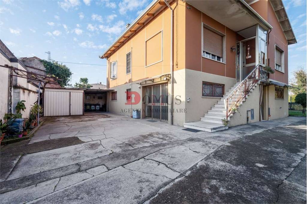 Villa in vendita a Ostiglia via Visi, 41