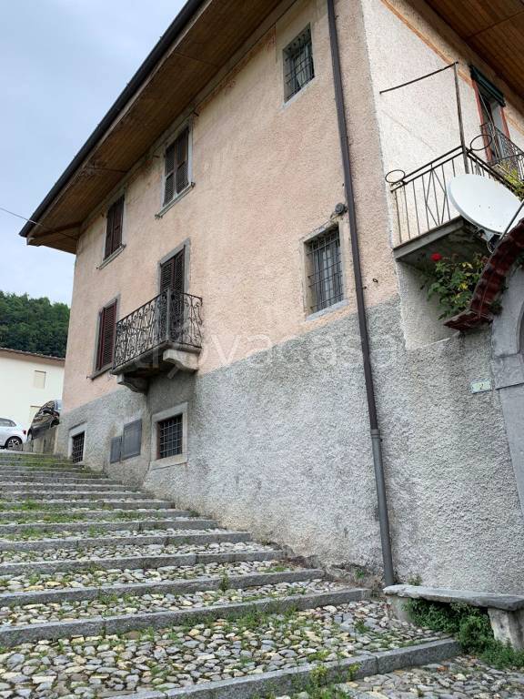Villa in vendita a Gorno piazza Villassio