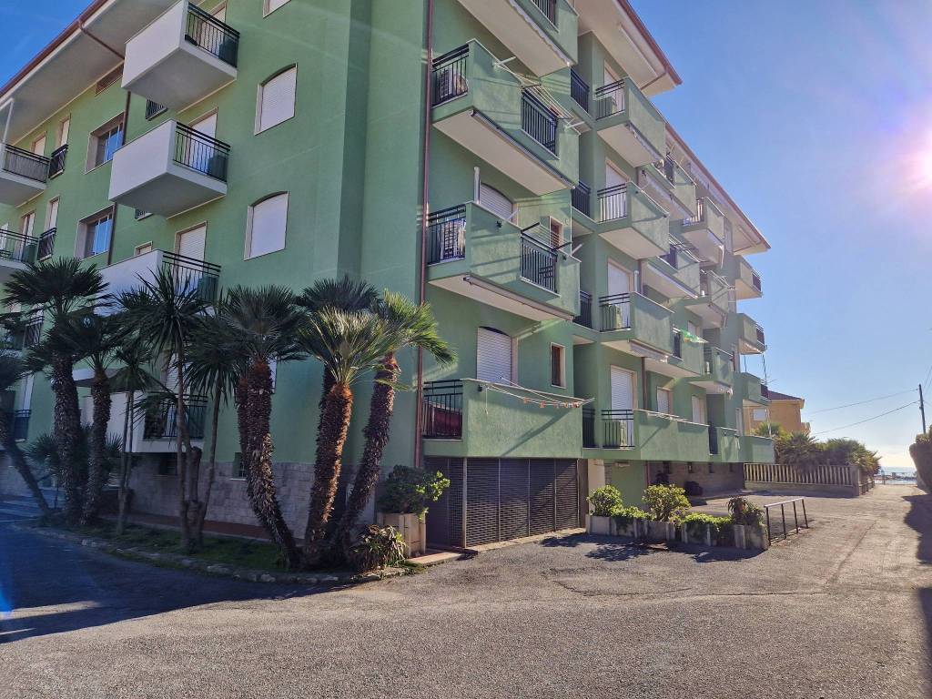 Appartamento in vendita a San Bartolomeo al Mare via Aurelia, 75