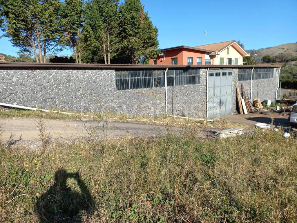Capannone Industriale in vendita a Piedimonte Etneo via Castagneto Nuovo, 29