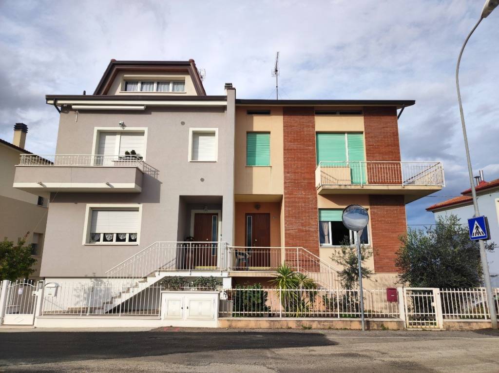 Villa Bifamiliare in vendita a San Costanzo strada Solfanuccio, 132