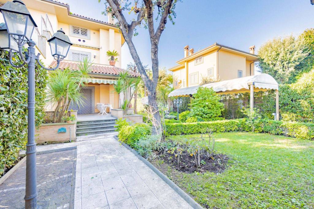 Villa Bifamiliare in vendita a Fiumicino via Capo d'Orlando
