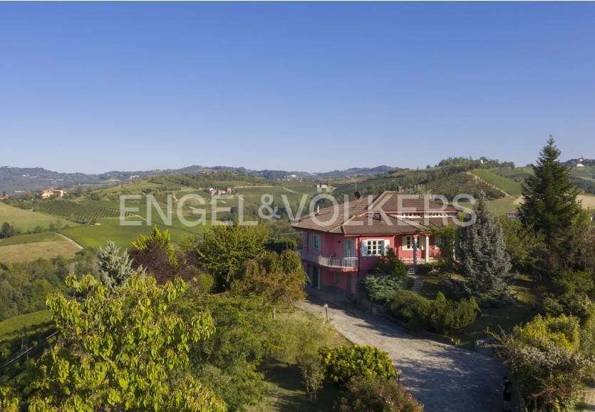 Villa in vendita a Serralunga d'Alba via Roddino