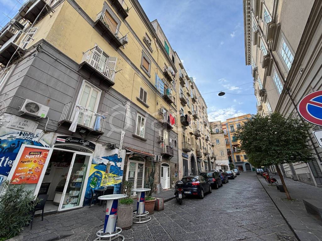Appartamento in vendita a Napoli via Santa Sofia