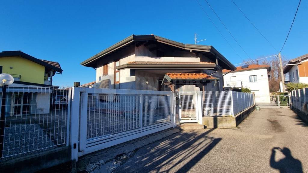 Villa in vendita a Cardano al Campo via Lazzaretto