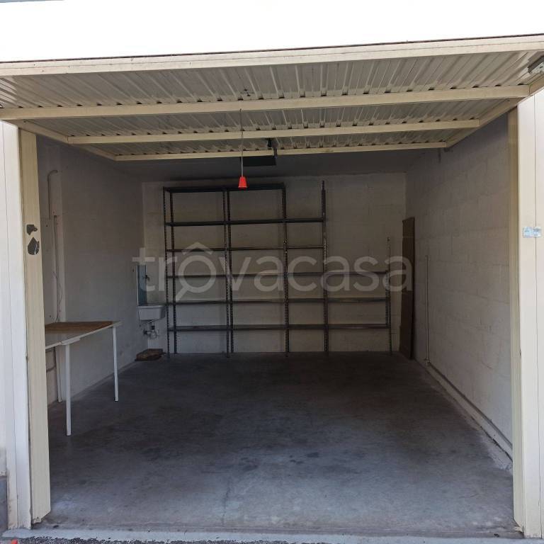 Garage in affitto a Pescara via Caravaggio, 279