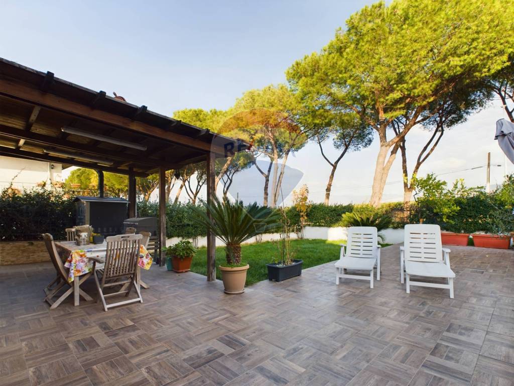 Villa a Schiera in vendita a Roma via Ripatransone, 68