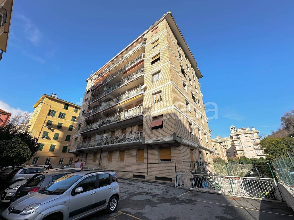 Appartamento in vendita a Genova via Bolzaneto, 50