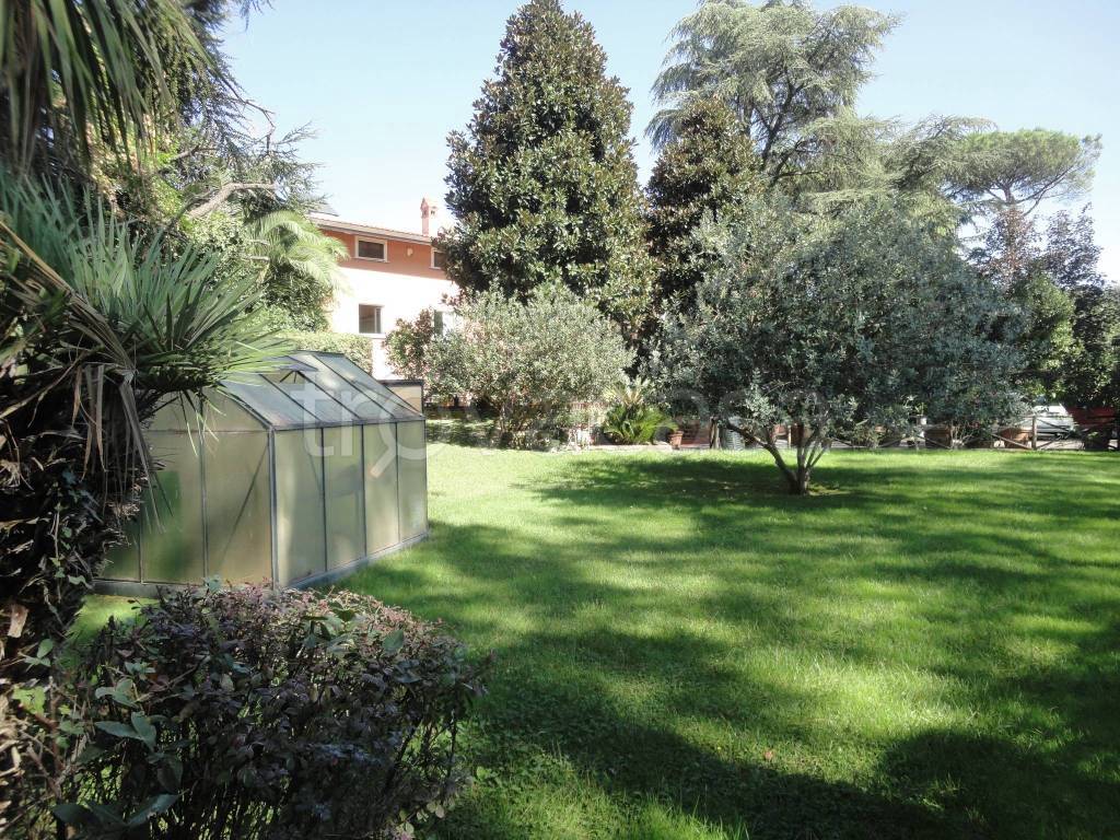 Villa Bifamiliare in vendita a Roma via della Giustiniana, 401