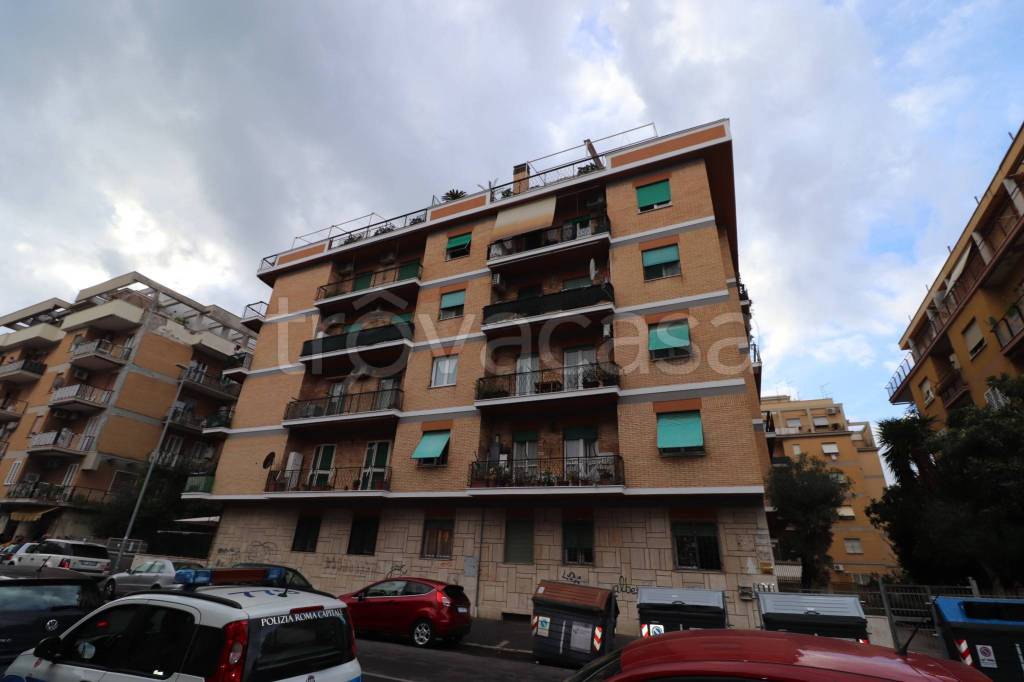 Appartamento in vendita a Roma via Capo Palinuro, 9
