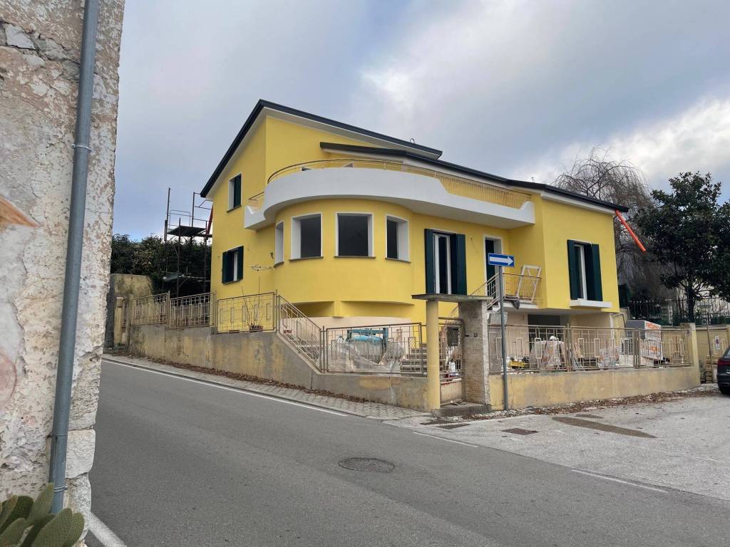 Villa in in vendita da privato a Montereale Valcellina via Pietro Mascagni, 12