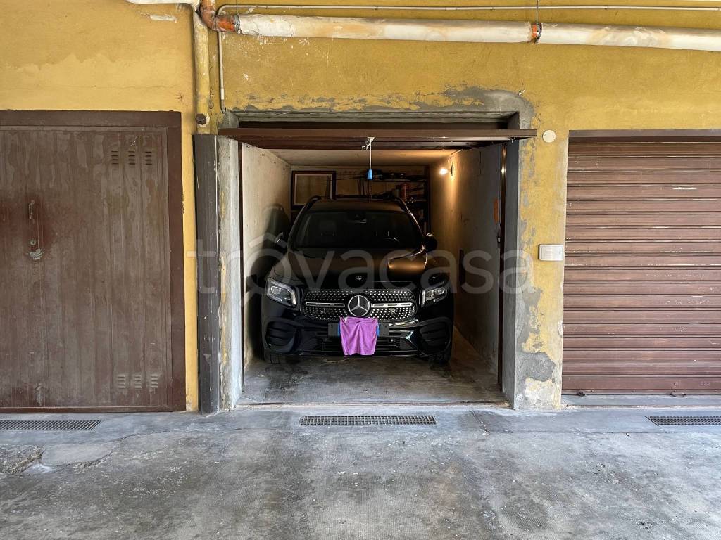 Garage in vendita a Rho via Monfalcone