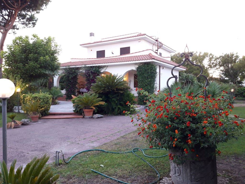Villa in in vendita da privato a Pomezia via Lago Maggiore, 11A