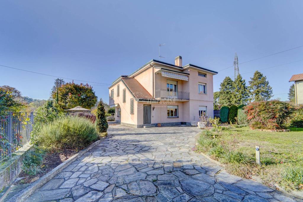 Villa Bifamiliare in vendita a Castronno via Roma