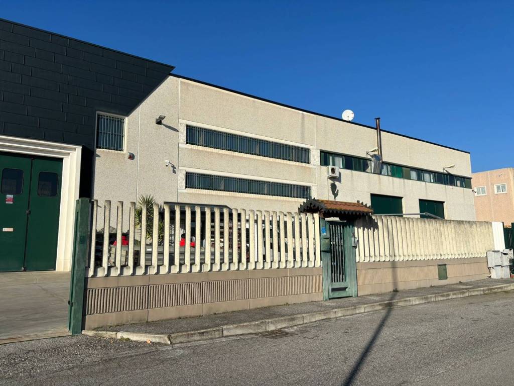 Capannone Industriale in vendita a Guidonia Montecelio via dell'Orsa Maggiore