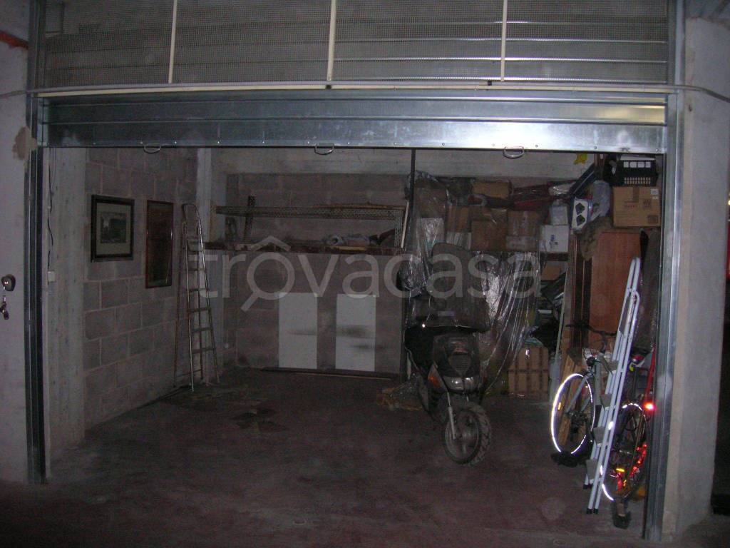 Garage in affitto a Roma via dei Gonzaga, 110