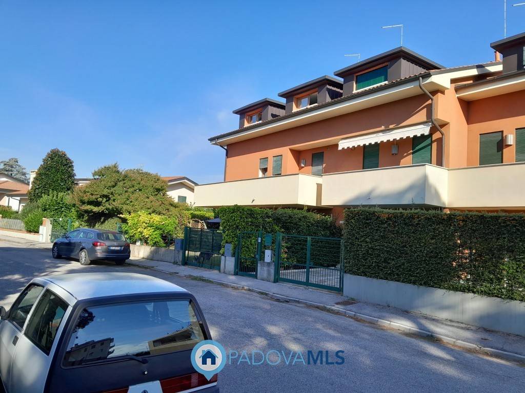Villa Bifamiliare in vendita a Selvazzano Dentro via trasimeno