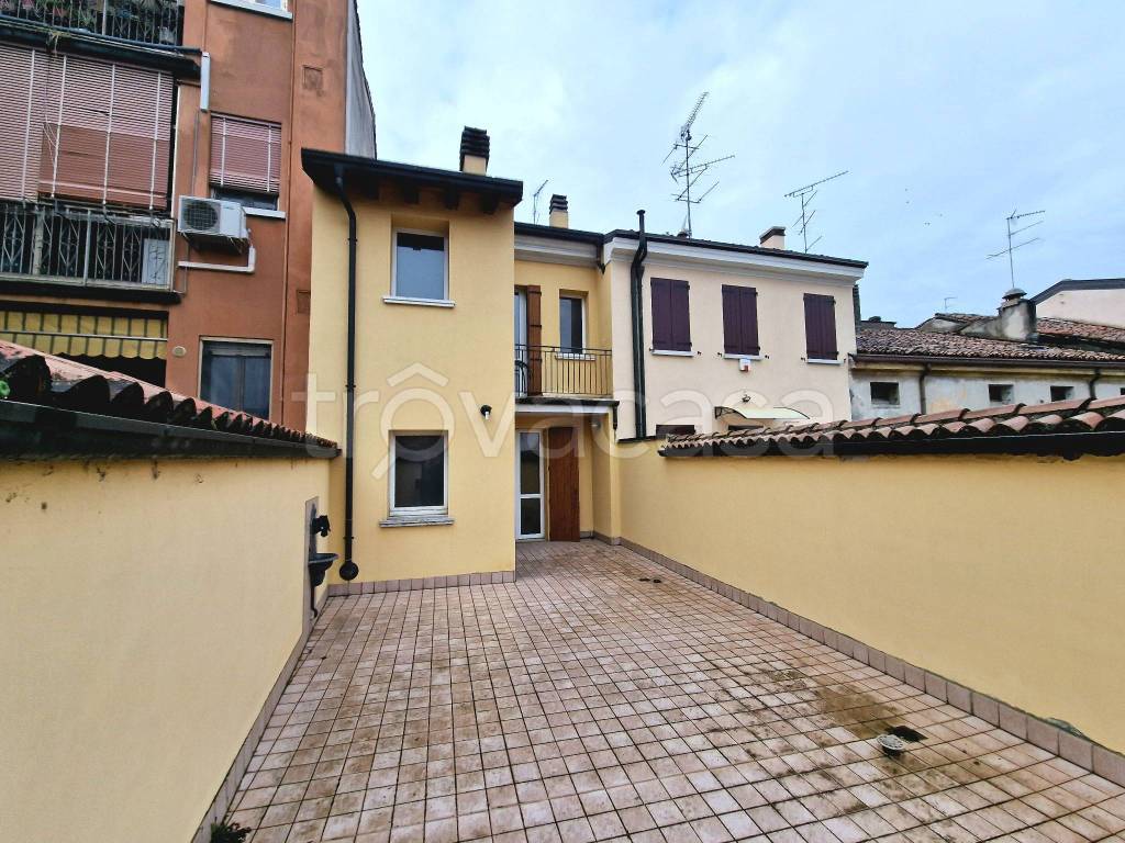 Casa Indipendente in vendita a Mantova via Montanara e Curtatone