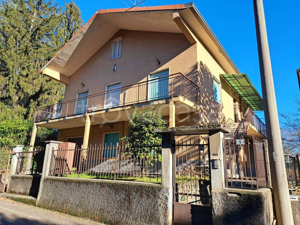 Villa Bifamiliare in vendita a Tradate via Madonna delle Vigne, 5