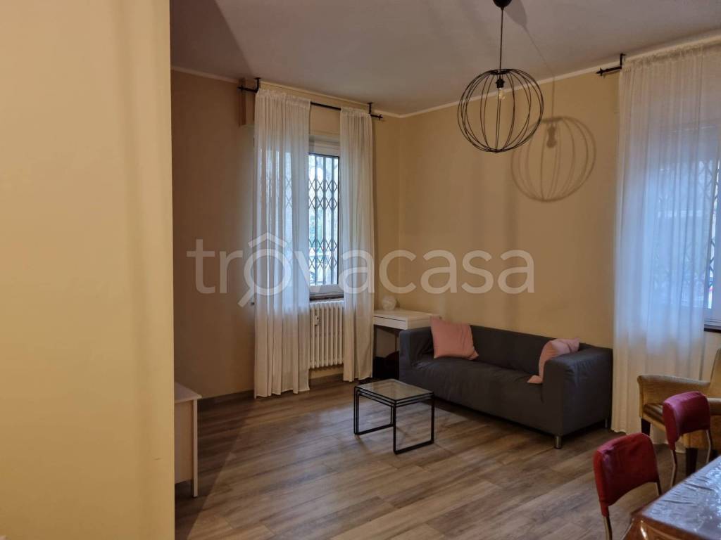Appartamento in affitto a Milano via Monreale, 12