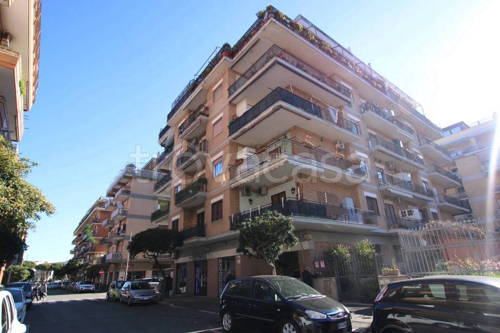 Appartamento in vendita a Roma via Francesco Grenet, 46