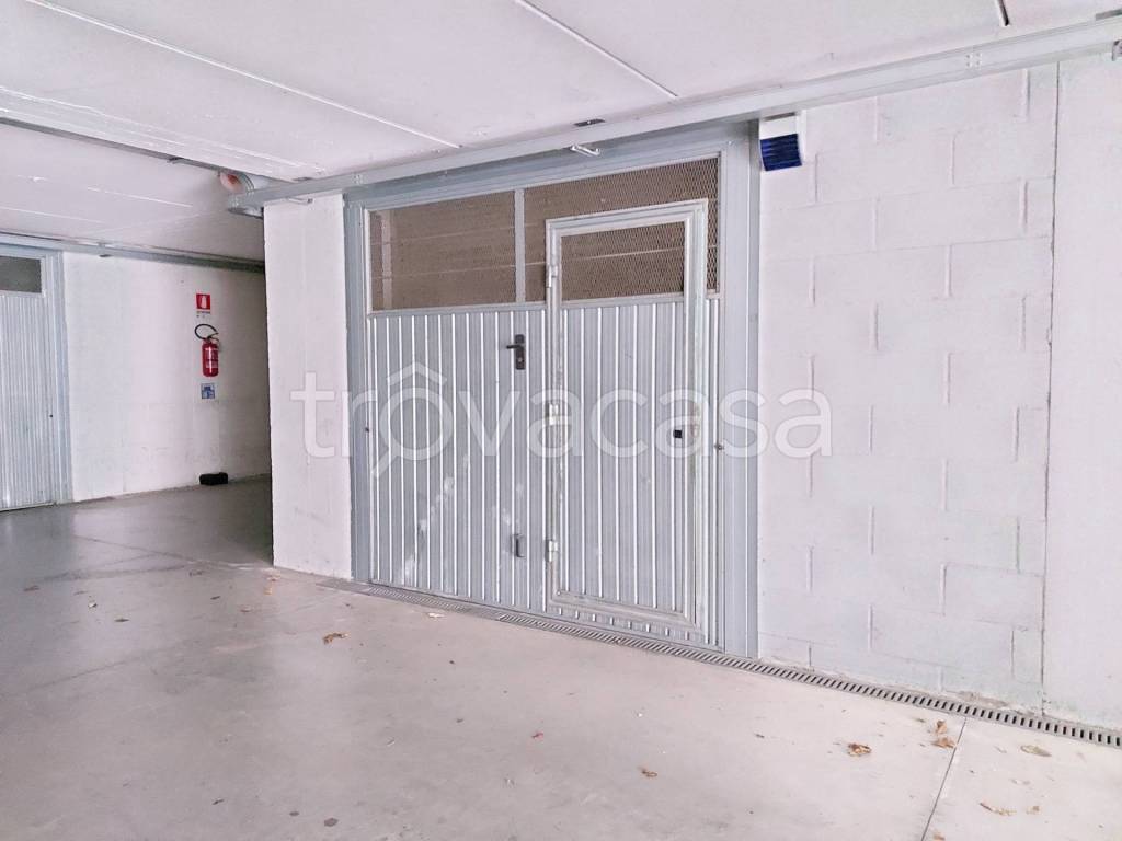 Garage in vendita a Cento via Alighieri, 32