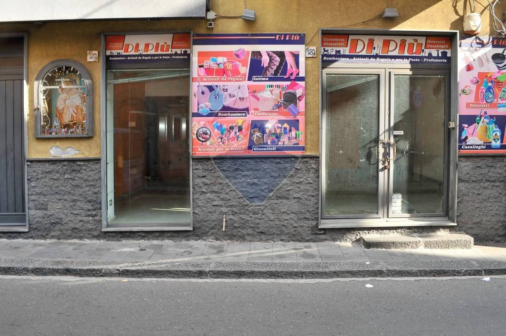 Negozio in vendita a Gravina di Catania via Etnea, 380