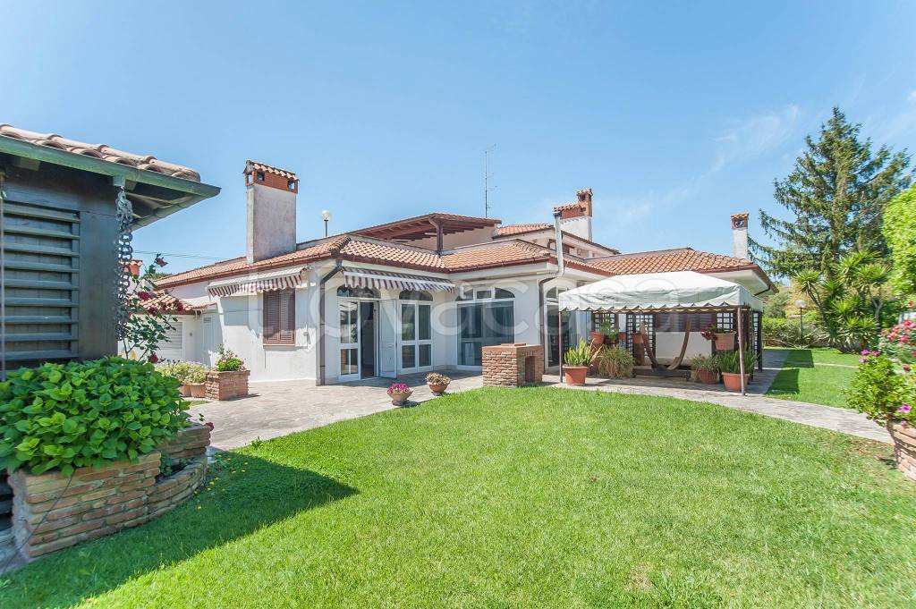 Villa in vendita a Roma via Calavino, 46